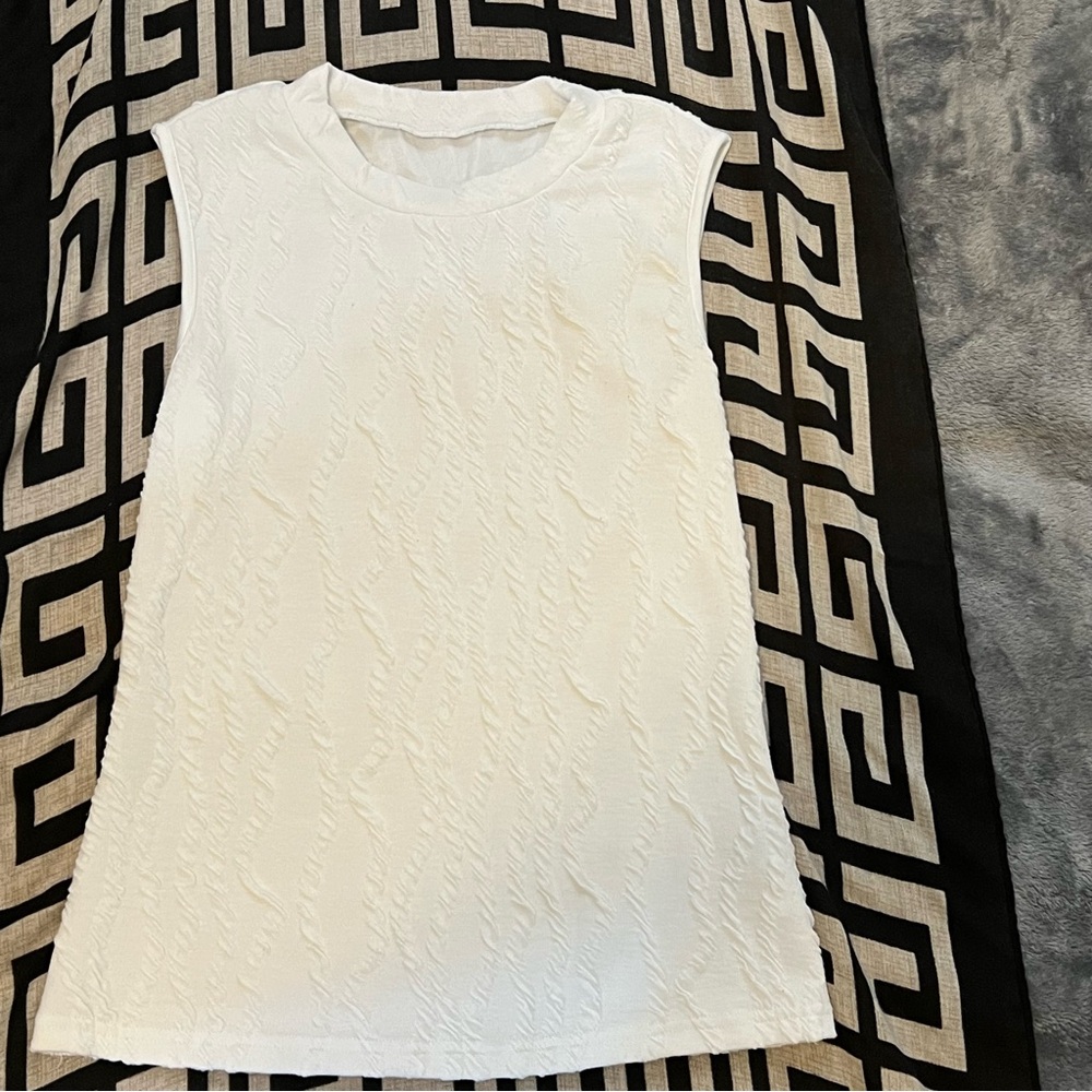 Elegant White Textured Sleeveless Top - Picture 3 of 5